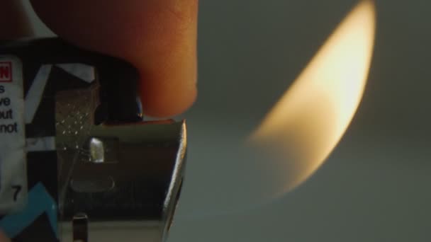 Detailní záběr zpomaleným pohybem zapalovače s plamenem — Stock video