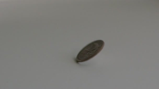 Extreme slow motion in 300 FPS of coin flipping — Stock Video