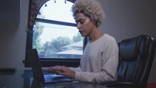 Τρανσέξουαλ γυναίκα εργάζεται στο φορητό υπολογιστή της — Αρχείο Βίντεο