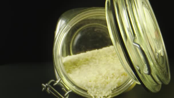 Makro strzał przesuwa się do wnętrza słoika wypełnionego ryżem. — Wideo stockowe