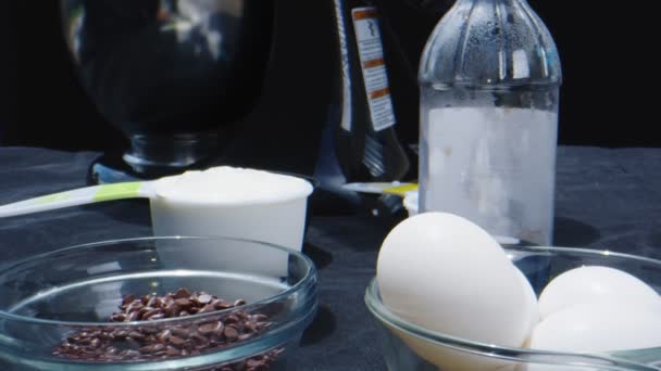 Makro skott av choklad tårta ingredienser innan blandning — Stockvideo