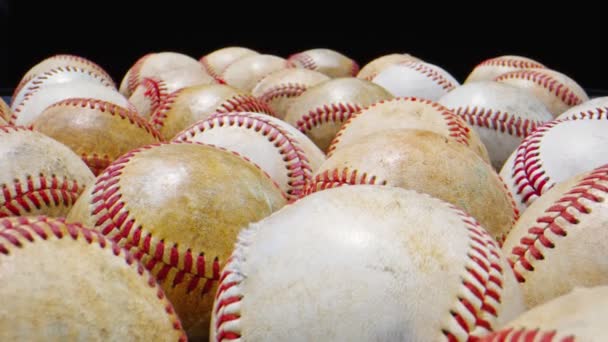 Krásné makro záběr skupiny baseballové míče — Stock video