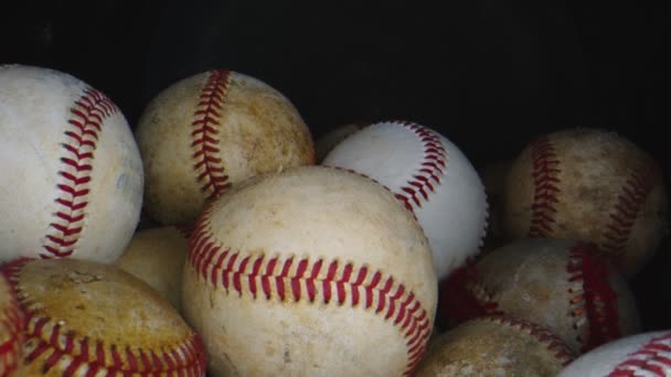 Макро знімок групи бейсбольних м'ячів з чорним тлом — стокове відео