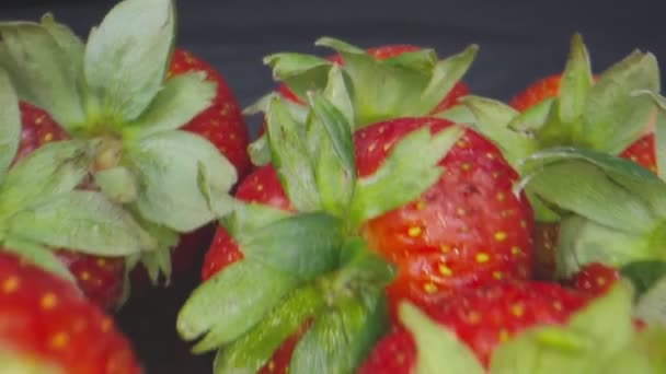 Macro inyectado a través de un grupo de fresas — Vídeos de Stock