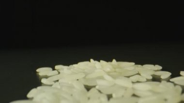 Siyah arkaplan üzerinde pirinç taneleri makro shot