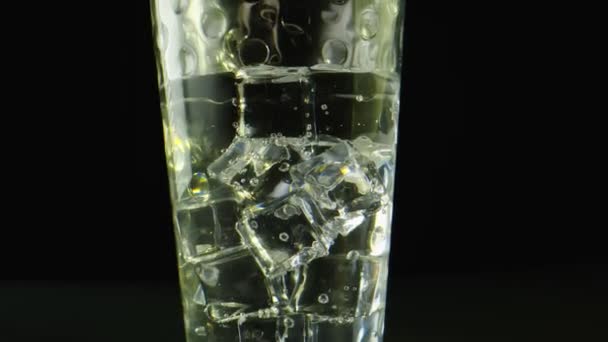 Cool Macro toma de un vaso transparente con hielo, fondo negro . — Vídeos de Stock