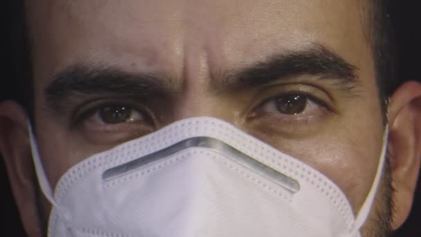 Close-up de cara de homem usando uma máscara e expressão séria — Vídeo de Stock