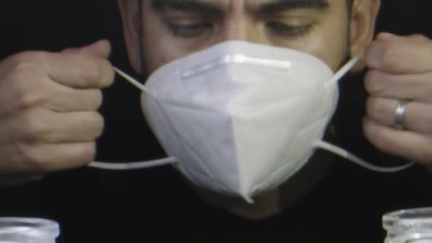 L'uomo che prega intorno alle candele prima di indossare la maschera . — Video Stock