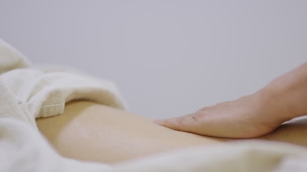 Închiderea mâinilor maseuze dând un masaj la spa — Videoclip de stoc