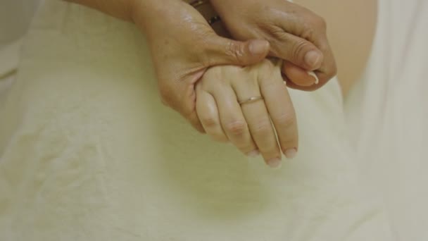 Mani di donna incinta farsi massaggiare alle terme — Video Stock
