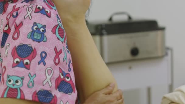 Cámara lenta de masajistas manos dando un masaje de piernas en el spa — Vídeos de Stock