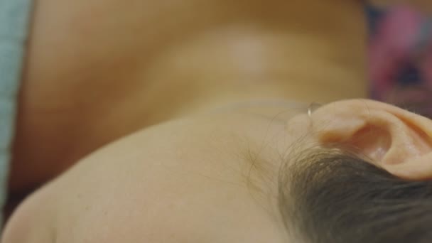 Gros plan des mains massant la région du cou des femmes — Video