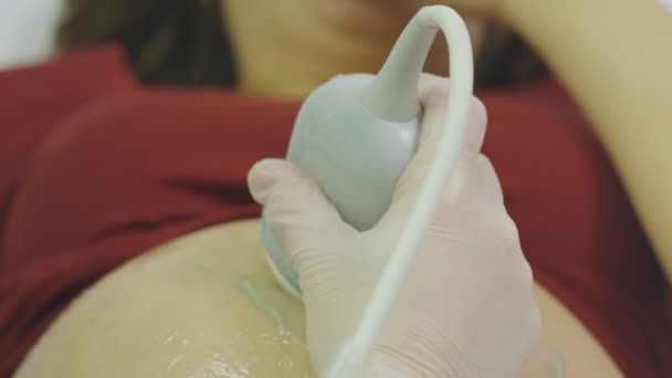 Mișcarea lentă a femeii zâmbind în timp ce primește ultrasunete — Videoclip de stoc