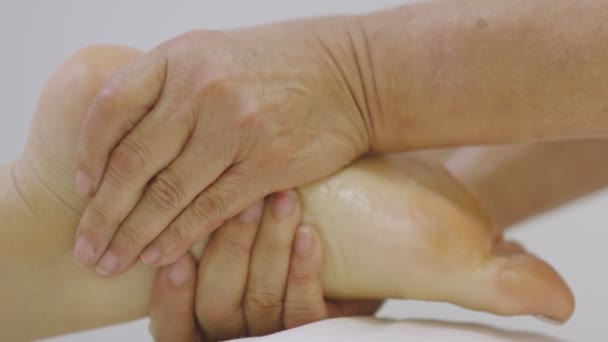 Close-up dalam gerakan lambat kaki yang dipijat di spa — Stok Video