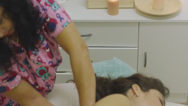 Masseuse robi masaż ciężarnej kobiecie w spa — Wideo stockowe