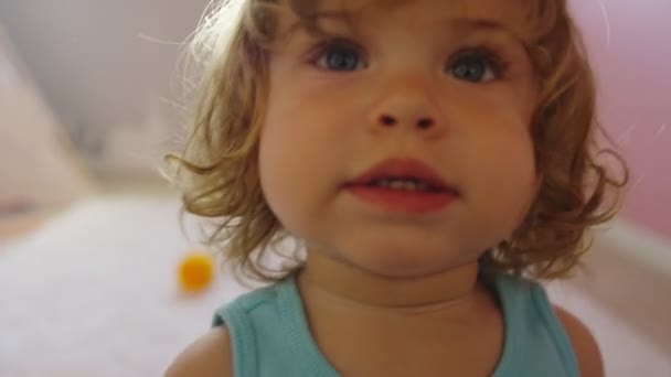 Close-up de fetiță joc în camera ei — Videoclip de stoc