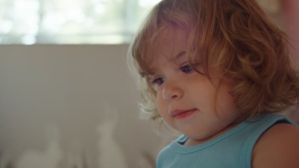Крупный план маленькой девочки с милыми грязными волосами — стоковое видео