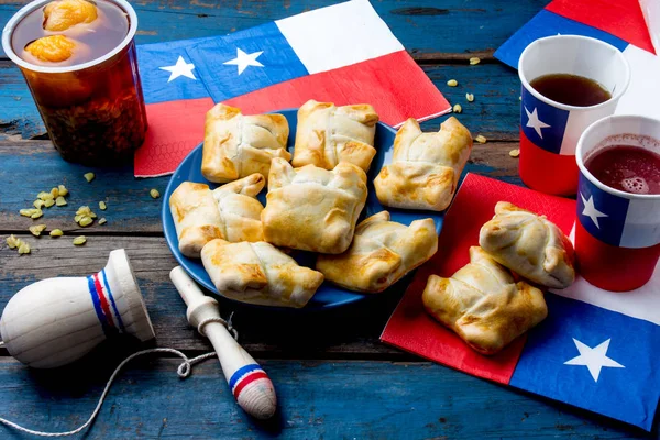 Şili bağımsızlık günü kavramı. Fiestas patrias. Parti, 18 Eylül Şili tipik yemek ve içki bağımsızlık günü. Mini empanadas, zerre con huesillo, tost un, chicha ve tipik oyun emboque şarap.