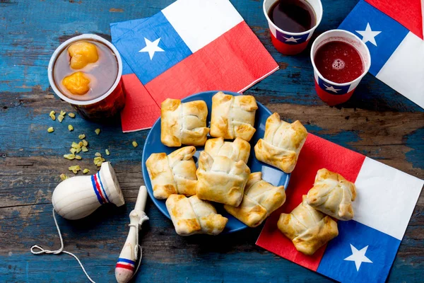 Şili bağımsızlık günü kavramı. Fiestas patrias. Parti, 18 Eylül Şili tipik yemek ve içki bağımsızlık günü. Mini empanadas, zerre con huesillo, tost un, chicha ve tipik oyun emboque şarap.