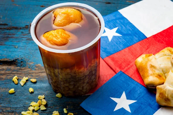 チリの独立記念日のコンセプトです お祭り Patrias チリの代表的な料理とドリンク 独立記念日のパーティー エンパナーダ Huesillo トースト フロール チッチャ典型再生 — ストック写真