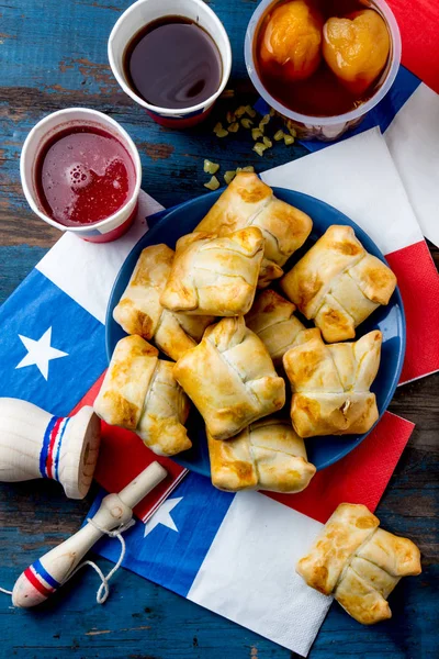 Şili bağımsızlık günü kavramı. Fiestas patrias. Parti, 18 Eylül Şili tipik yemek ve içki bağımsızlık günü. Mini empanadas, zerre con huesillo, tost un, chicha ve tipik oyun emboque şarap.