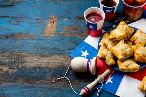 Şili bağımsızlık günü kavramı. Fiestas patrias. Parti, 18 Eylül Şili tipik yemek ve içki bağımsızlık günü. Mini empanadas, zerre con huesillo, tost un, chicha ve tipik oyun emboque şarap.