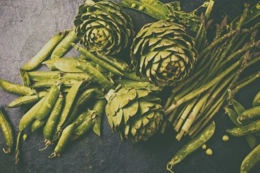 taze yeşil sebze - kuşkonmaz, enginar ve bezelye ile gıda arka plan. Tonda fotoğraf.