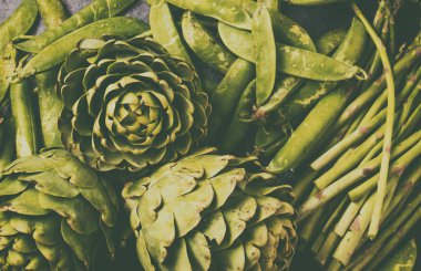 taze yeşil sebze - kuşkonmaz, enginar ve bezelye ile gıda arka plan. Tonda fotoğraf.