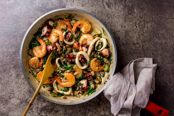 Kızarmış deniz ürünleri ahtapot karides squids tavada, üstten görünüm.