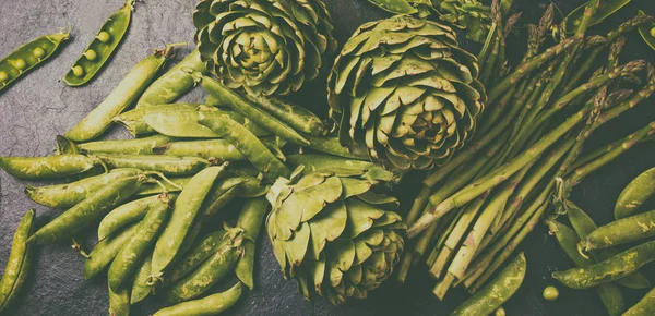 Τροφίμων Φόντο Φρέσκα Πράσινα Λαχανικά Σπαράγγια Αγκινάρες Και Αρακά Τονισμένο — Φωτογραφία Αρχείου