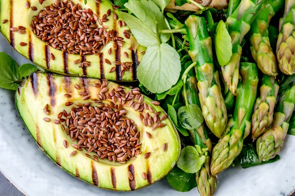 Salada Saudável Abacate Espargos Grelhados Com Sementes Linho Fundo Ardósia — Fotografia de Stock
