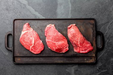 Otlar ve baharatlar döküm Yönetim Kurulu, üstten görünüm kızartma üzerinde ham sığır eti biftek.