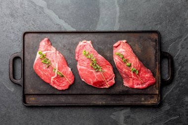 Otlar ve baharatlar döküm Yönetim Kurulu, üstten görünüm kızartma üzerinde ham sığır eti biftek.