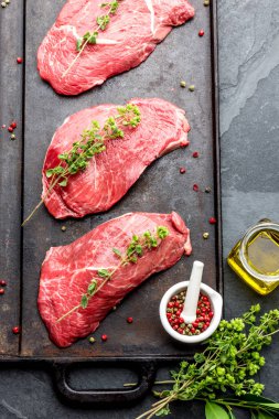 Otlar ve baharatlar döküm Yönetim Kurulu, üstten görünüm kızartma üzerinde ham sığır eti biftek.