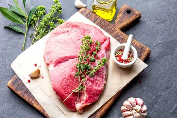 Carne Fresca Res Cruda Lomo Res Con Condimentos Hierbas Especias — Foto de Stock