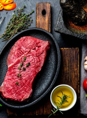Taze çiğ et Dana biftek. Dana bonfile, baharat, ot ve vintage çatal bıçak takımı. Gıda arka plan kopya alanı ile.