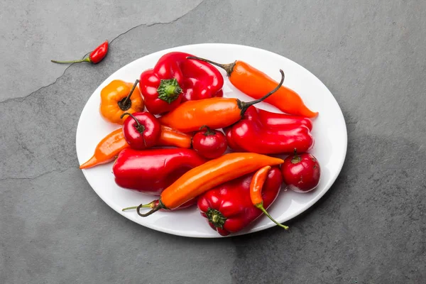 Chili Pimiento Sobre Plato Blanco Fondo Pizarra Vista Superior — Foto de Stock