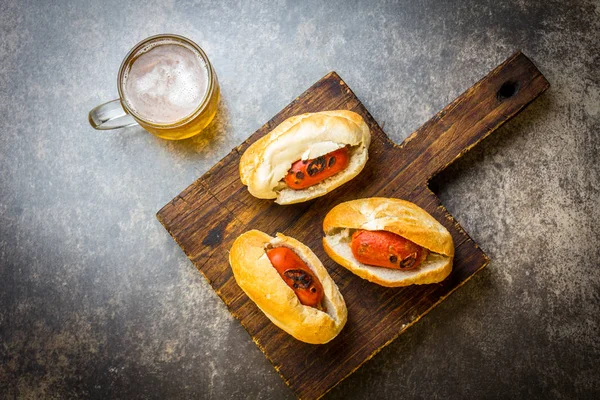 Choripan. Latin Amerika Arjantin ve Şili gıda. Chorizo sosis sosisli bira, üstten görünüm ile hizmet.