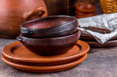 Kil rustik mutfak eşyaları - pot, kâse ve Şili Pomaire gelen plakaları.