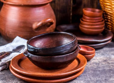 Kil rustik mutfak eşyaları - pot, kâse ve Şili Pomaire gelen plakaları.