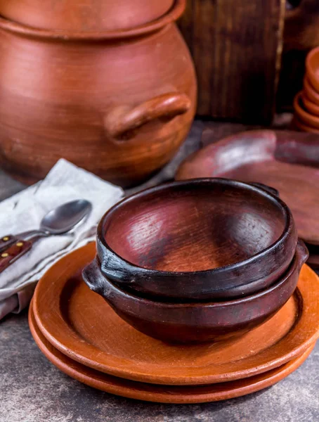 Kil rustik mutfak eşyaları - pot, kâse ve Şili Pomaire gelen plakaları.