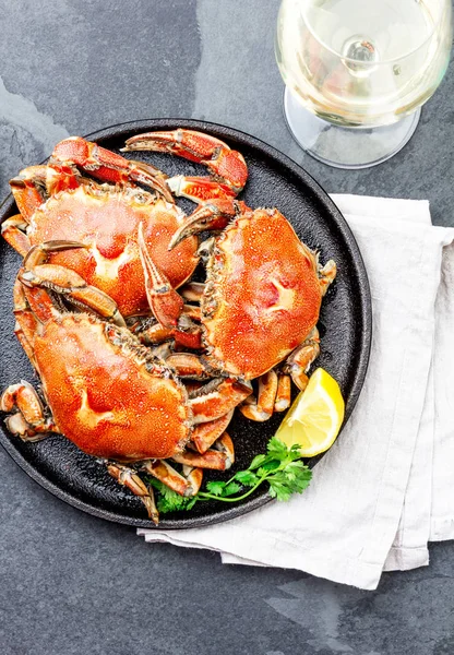 Cangrejos Cocidos Plato Negro Servido Con Vino Blanco Fondo Pizarra —  Fotos de Stock