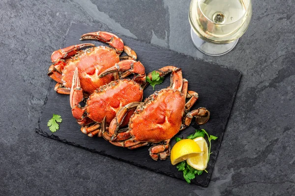 Cooked Crabs Black Plate Served White Wine Black Slate Background — Stock Photo, Image