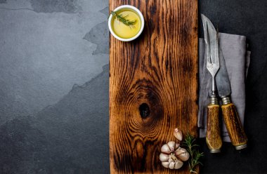 Arka plan kavramı yemek. Vintage kesme tahtası, çatal bıçak takımı ve baharat. Üstten görünüm