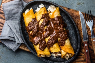 Meksika mutfağı. Geleneksel Meksika Tavuk enchiladas baharatlı çikolata salsa köstebek poblano ile. Enchiladas Puebla, Meksika sosu moole ile.