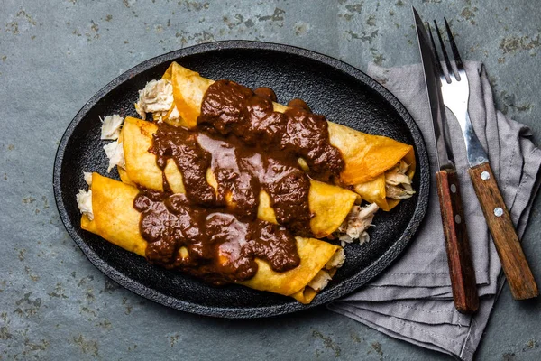 Meksika mutfağı. Geleneksel Meksika Tavuk enchiladas baharatlı çikolata salsa köstebek poblano ile. Enchiladas Puebla, Meksika sosu moole ile.