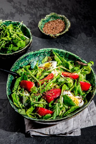 Folhas Verdes Salada Srawberry Com Sementes Linho Tigela Verde Fundo — Fotografia de Stock