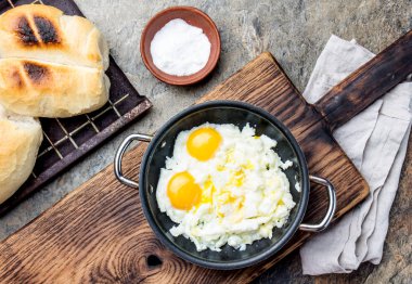 Şili pişmiş yumurta - huevos revueltos üzerinde ekmek tost tost marraqueta ile
