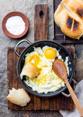 Şili pişmiş yumurta - huevos revueltos üzerinde ekmek tost tost marraqueta ile