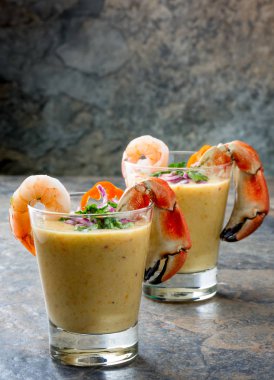 Perulu seviche Leche De Tigre. Çiğ balık kokteyl ceviche kireç, kıyma, biber ve Salantro ile. Geleneksel Perulu Gıda dekore edilmiş yengeçler, srimps ve muz fiş.